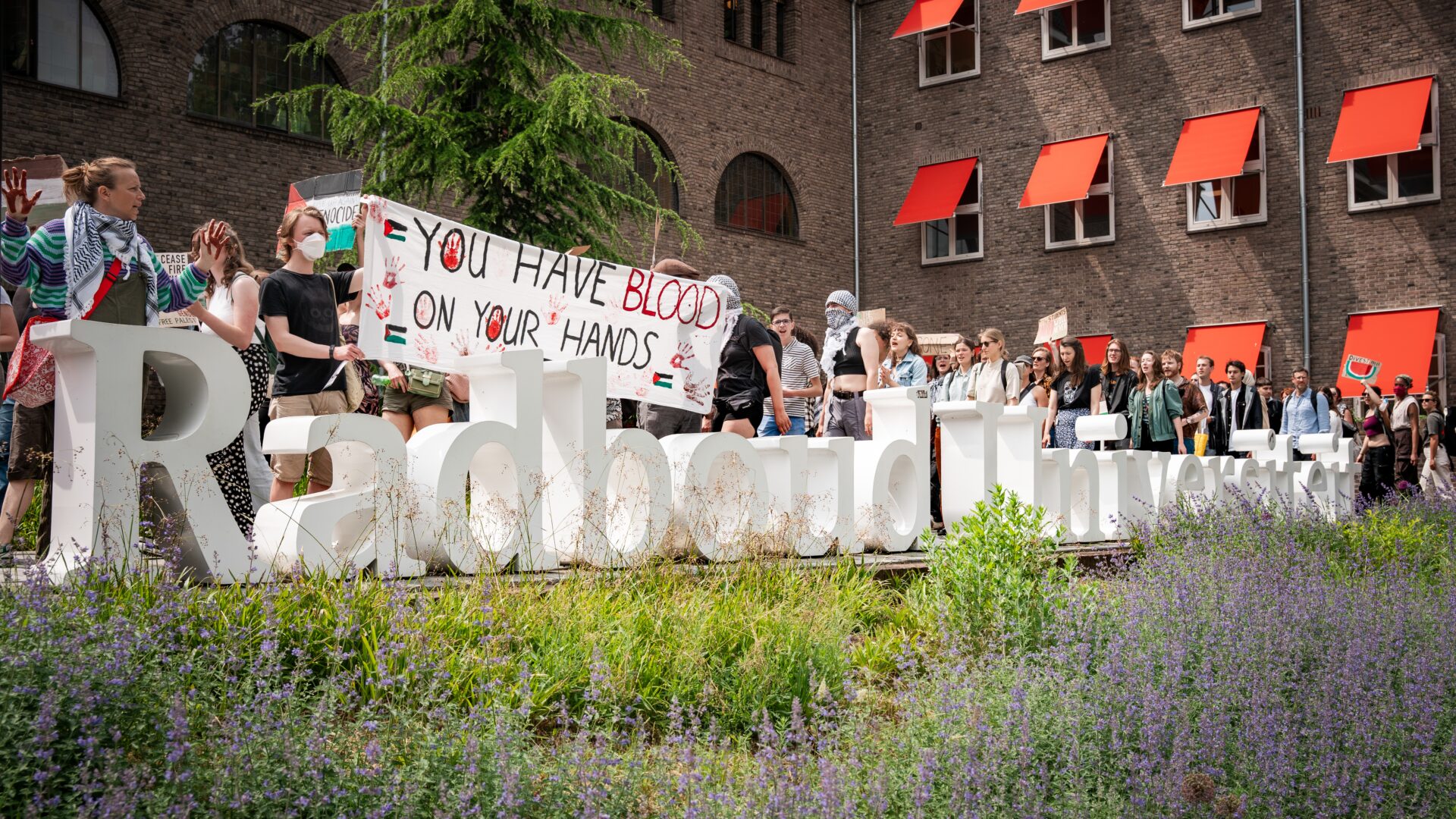 College van bestuur over inperken demonstratierecht: 'Forse maatregel, maar wel nodig' - Vox magazine