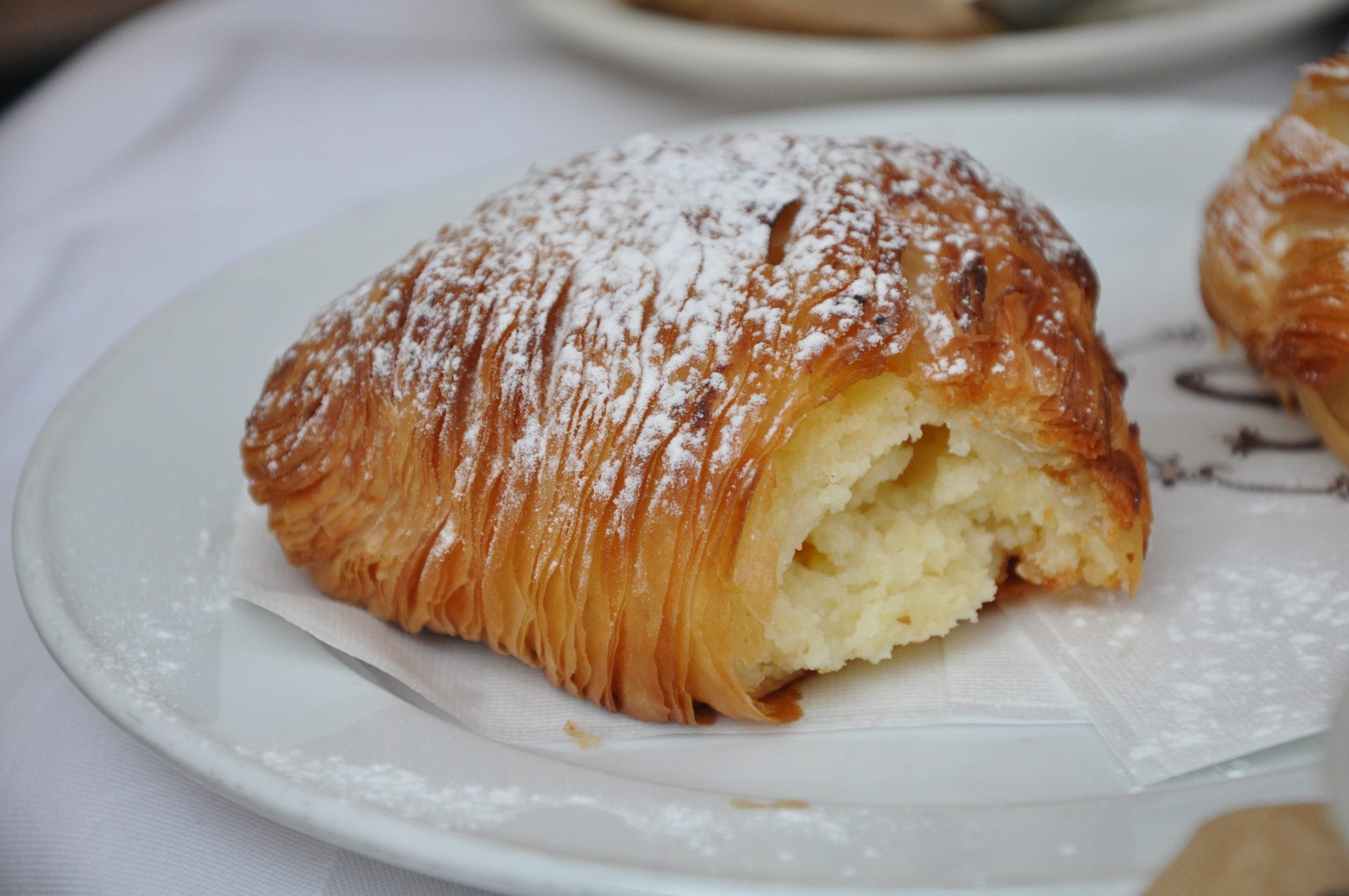 3 Best Eats Near Naples' Train Station: Pizza, Pastries & More