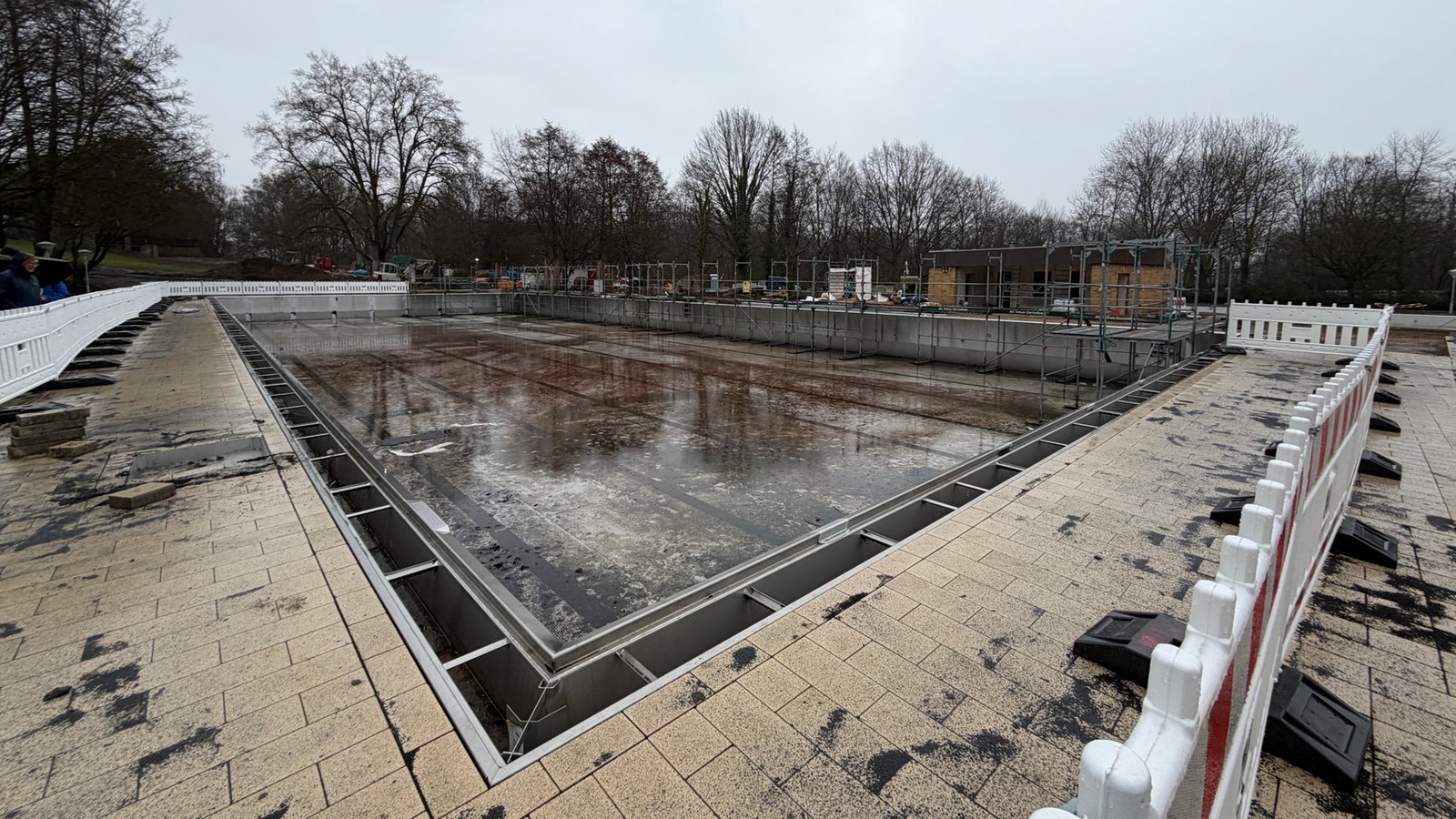 Frechen: Badegäste müssen weiter auf ihr Freibad warten - Rheinland - Nachrichten - WDR