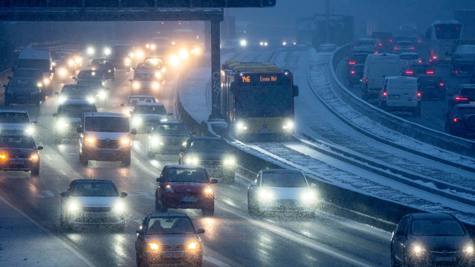 Nachrichten für NRW: Glätte und Schnee im Berufsverkehr - Nachrichten - WDR