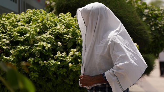 What is the best clothing to keep you cool in a heatwave? - BBC Future