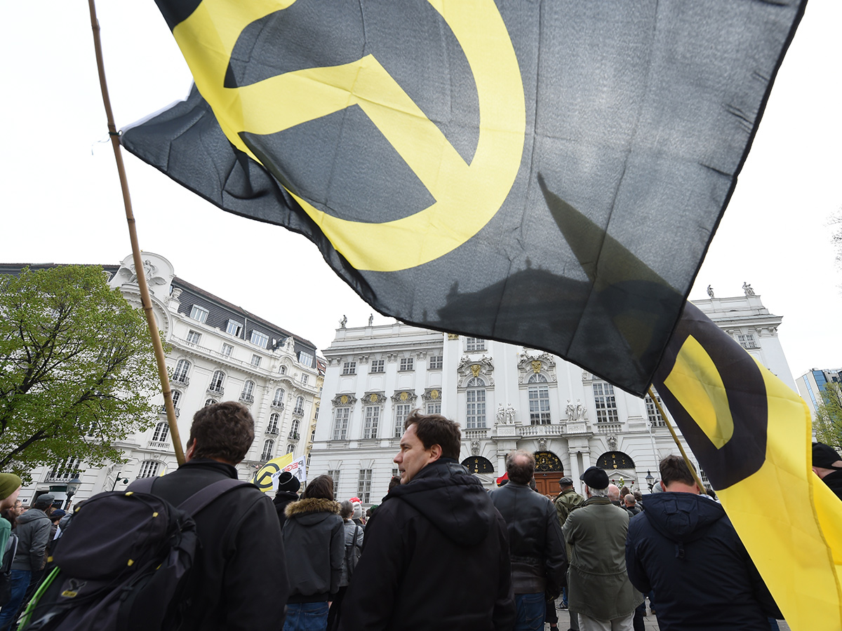 Uni Wien: Identitäre zeigen Neonazi-Geste - zackzack.at